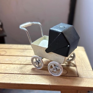 Puppenhaus Monsterbaby in Spielzeug Kinderwagen 1/12 Hand modelliert