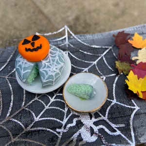 Miniature food Halloween cobweb and pumpkin cake 1/12 dolls house 1 inch dollhouse scale