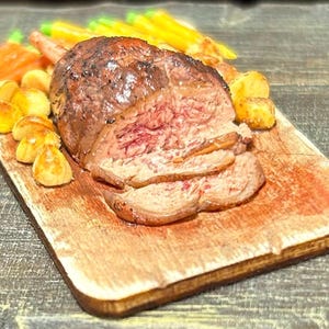 Lammkeule mit Bratkartoffeln und Gemüse 1/12 Puppenhaus 2,5 cm Puppenhausmaßstab