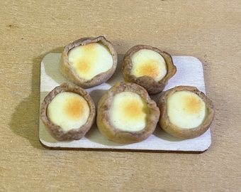 ミニチュアチューダー/エリザベス朝の食品カスタードタルト12スケールドールハウス