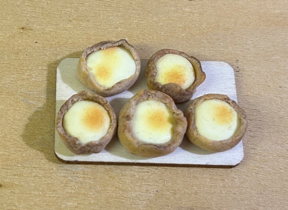 Miniature Tudor / Elizabethan food custard tart 12th scale dollhouse by Wyrdworldminiatures