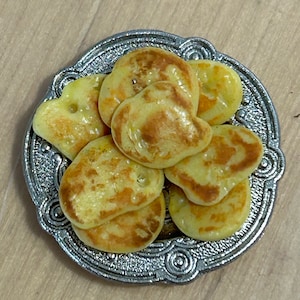Miniatur Tudor Essen Holunderblüten Käse und Ei Krapfen Puppenhaus 12.Skala