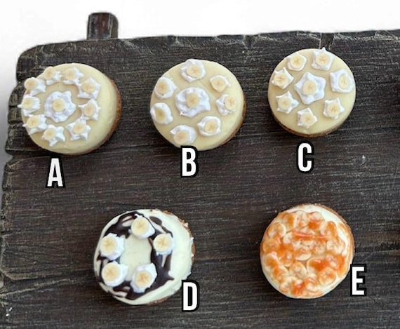 Miniature dollhouse food banana cheesecake 1/12 dolls house 1 inch scale by Wyrdworldminiatures