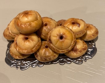 ミニチュアチューダー/エリザベス朝料理、ミートパイ1個（丸ごとまたは一部食べられる）、12分の1スケールのドールハウス