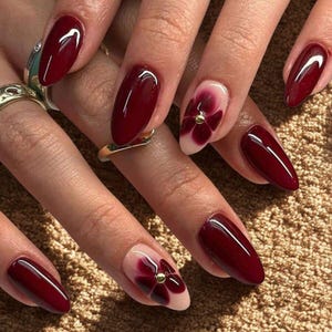 24 Stück lange Mandel Press On Nails, französische rote Sommernägel mit Blumendruck, glänzende künstliche Nägel für Frauen und Mädchen, perfekt für jeden Anlass