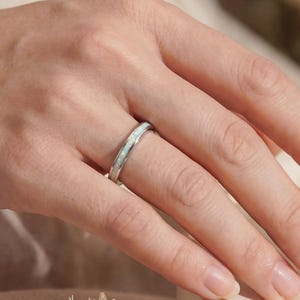 Ingelegde opaalsieraden, witte opaalband, opaalringband, zilveren ring met gebroken opaal, zilveren opaalband, cadeau voor oma, cadeau voor vrouwen