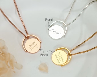 Könnte beinhalten: Drei runde Anhängerketten mit dünnen Boxketten in Roségold, Silber und Gold. Jeder Anhänger hat eine drehbare Mittelscheibe. Die silberne Scheibe ist mit "Edward" graviert. Die roségoldene Scheibe trägt "I love you Forever" und die goldene "You had me at hello. 10.12.2025".