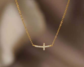 Collar con cruz delicada, collar con colgante de cruz lateral, collar con circonita cúbica de talla brillante, regalo de bautismo, collar religioso, regalo de confirmación para ella.