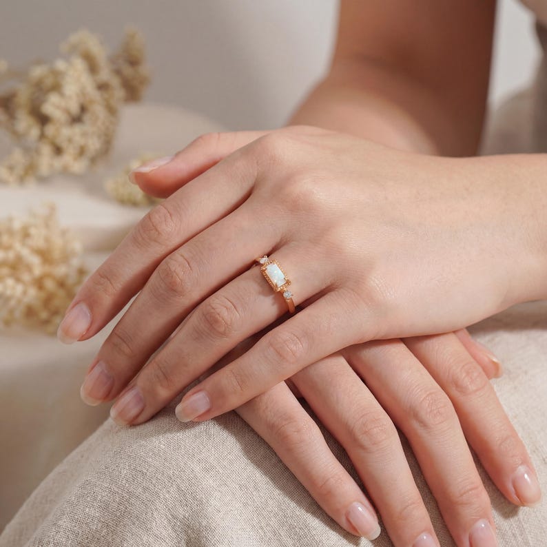 Anillo de ópalo baguette delicado de Caitlyn Minimalist, Anillo de ópalo delicado, Anillo apilable para uso diario, Regalo de cumpleaños, Regalo de aniversario para novia imagen 2