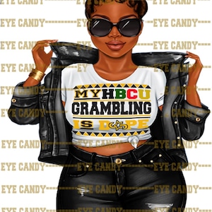 Może przedstawiać: Ilustracja czarnoskórej kobiety w okularach przeciwsłonecznych, czarnej skórzanej kurtce i czarnych dżinsach. Ma na sobie białą koszulkę z napisem "MYHBCU GRAMBLING IS DOPE" w kolorze czarnym, żółtym i zielonym.