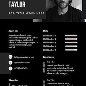 Può includere: Modello di curriculum vitae in bianco e nero con una foto di una persona. Il curriculum include sezioni per "Informazioni su di me", "Competenze", "Esperienza" e "Istruzione".