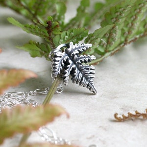 Collar de helecho de plata, colgante de hoja de plata fina sólida, talismán del bosque, joyería inspirada en la naturaleza, regalo amante del bosque