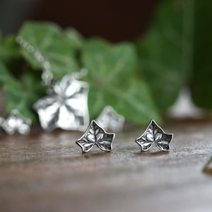 Pendientes de hoja de hiedra de plata, pendientes de hoja de hiedra, postes de hadas, regalo para amantes de las plantas botánicas
