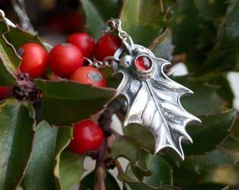 シルバーのヒイラギの葉のネックレス、ガーネットをあしらった彫刻的な植物ペンダント、クリスマスジュエリー