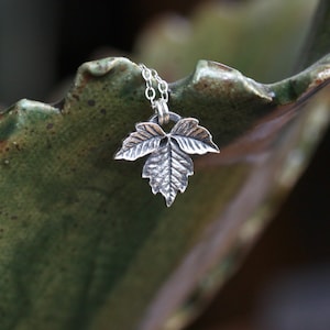 Poison Ivy Charm, Silver Poisonivy Pendant, Poisonous Plants Necklace, Witchy Jewelry, Witchcore Gift