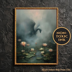 Könnte beinhalten: Gerahmter Fantasy-Kunstdruck mit einem Drachen in einer nebligen Umgebung über einem Teich mit Seerosen. Das Kunstwerk hat einen goldenen Rahmen und ein Etikett "NON-TOXIC INK".