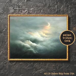 Puede incluir: Una pintura de paisaje enmarcada que presenta un cielo dramático con nubes oscuras y una luna creciente. La obra de arte está enmarcada en un marco dorado. La imagen incluye un gráfico circular que dice "NON-TOXIC INK".