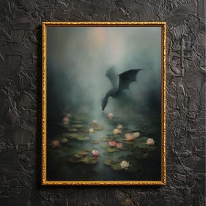 Puede incluir: Una impresión artística enmarcada que representa un dragón sobre un estanque con nenúfares y flores. La obra de arte tiene un marco dorado sobre una pared negra texturizada. El dragón es oscuro y la escena es brumosa.