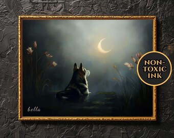Könnte beinhalten: Ein gerahmter Kunstdruck zeigt einen Hund, der einen Halbmond über einem ruhigen Teich betrachtet. Das Kunstwerk hat einen goldenen Rahmen, mit dem Wort "bella" unten links und einem "NON-TOXIC INK" Aufkleber. Die Szene spielt in einer dunklen, stimmungsvollen Umgebung.