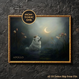 Puede incluir: Una impresión artística enmarcada que presenta un perro blanco con una corona, mirando una luna creciente en una escena serena a la luz de la luna. La obra de arte incluye el texto "APOLLO" y una etiqueta "NON-TOXIC INK". La impresión está en un marco dorado.