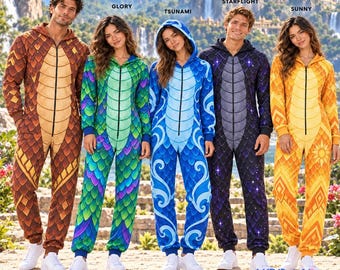 Op de afbeelding: Vijf jumpsuits met capuchon voorzien van draken-schubpatronen in bruin, groen, blauw, donkerpaars en geel. Elk kledingstuk uit één stuk heeft een ritssluiting aan de voorzijde, lange mouwen en geribbelde boorden. De namen Clay, Glory, Tsunami, Starflight en Sunny staan boven elke jumpsuit gedrukt.