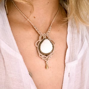 Handmade Macrame Seashell Necklace – Boho Shell Pendant – Natural Beach Jewelry – Ocean Inspired Gift