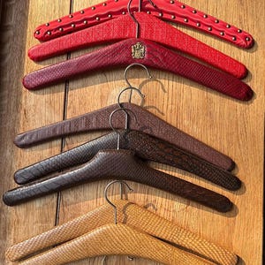 Vintage retro set of 12 clothing hangers skai faux leather 1960s 1970s