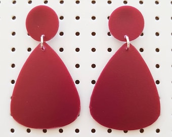 burgundy red earrings made of recycled plastic - eighties style - sustainable jewelry