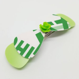 Pince à cheveux à arc vert en plastique recyclé fabriqué à partir de cartes de crédit recyclées et de bouteilles de shampoing (barrette) écologiques