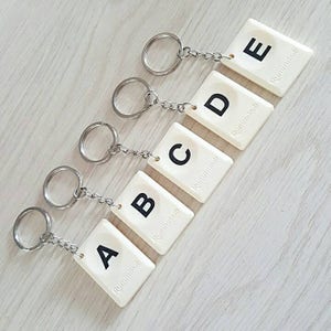 Rummikub initialen sleutelhanger gepersonaliseerd cadeau gratis verzending image 1