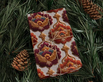 Presentpapper med broderat utseende, ikat-inspirerad medaljong, matt eller glansigt, presentpapper