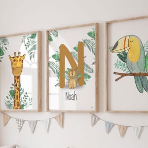 Set di 3 poster con nome iniziale nella giungla, decorazione da parete per cameretta dei bambini | verde salvia, foresta, senape, leone, giraffa, tucano