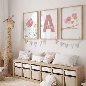 Set di 3 stampe da parete con iniziali floreali e nomi per bambini | Decorazione della camera da letto per ragazze in stile boho | Fiori Farfalle Palloncini Acquerello
