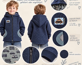 Könnte beinhalten: Eine dunkelblaue Wollwalkjacke mit Reißverschluss, Kapuze und gerippten Bündchen. Die Jacke hat einen Brustaufnäher mit Automotiv und farblich abgesetzte Taschen. Text auf dem Bild: Wollwalk Jacke, Zipfelkapuze, Handgemacht mit Liebe.
