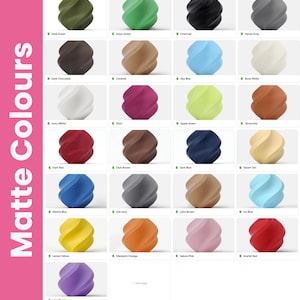 Pu&ograve; includere: Una griglia di oggetti con finitura opaca in vari colori, tra cui verde, nero, blu e marrone. Il testo "Matte Colours" &egrave; visualizzato verticalmente. Ogni oggetto ha un nome di colore specifico.