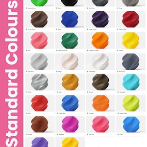 Pu&ograve; includere: Una tabella dei colori che mostra una variet&agrave; di colori standard. Ogni colore &egrave; rappresentato da una sfera a spirale stampata in 3D. I colori includono verde, nero, grigio scuro, grigio, marrone, blu, viola, rosso, arancione e giallo. Il testo "Standard Colours" &egrave; a sinistra.