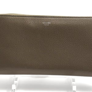 Cartera larga Celine con cremallera en el contorno de cuero, color gris, beige y amarillo, con logotipo.