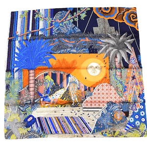 Può includere: Un foulard quadrato di seta con una dettagliata illustrazione di un paesaggio tropicale. Il design presenta palme, un sole con un volto e una tigre, nei toni del blu, dell'arancione e del verde. La sciarpa ha un bordo a righe verticali.