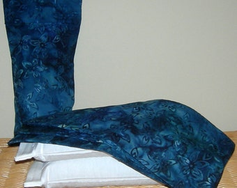 Könnte beinhalten: Zwei blaue und weiße gemusterte Stoffkissenbezüge mit einem weißen Kisseninlett. Die Kissenbezüge haben ein Blumenmuster.