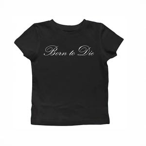 Camiseta Born To Die con estampado de letras góticas Y2K para mujer, corte entallado, manga corta