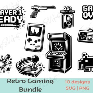 Op de afbeelding: Zwart-wit retro gaming bundel met diverse ontwerpen, waaronder een gamecontroller, arcade machine en de tekst "PLAYER 1 READY". De bundel bevat 10 ontwerpen in SVG- en PNG-formaten.
