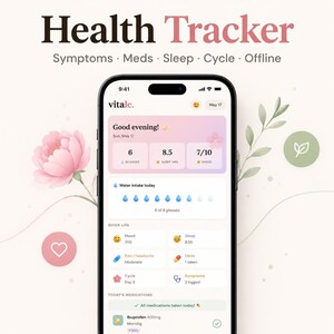 Op de afbeelding: Een smartphone toont een interface van een gezondheidstracker-app. De app toont gegevens over slaap, stemming en medicatie, met de tekst "Health Tracker" bovenaan. De achtergrond bevat bloemen- en bladerillustraties.