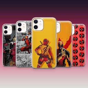 Puede incluir: Cinco fundas de teléfono diferentes con el personaje de Marvel Comics Deadpool. Las fundas son todas transparentes y muestran diferentes imágenes de Deadpool en varias poses. Las fundas son todas para iPhone.