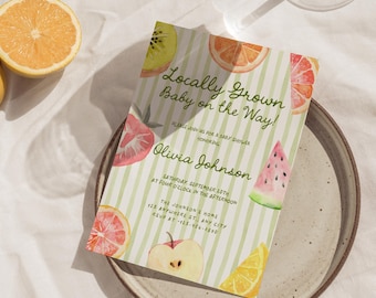 Invitación para baby shower con frutas coloridas dibujadas a mano, rayas verdes, invitación para baby shower con temática de jardinería y productos locales, imprimible con temática de mercado de agricultores.