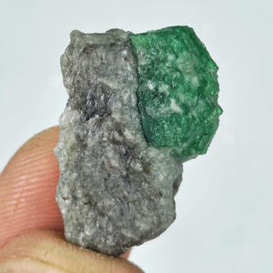 Raw Emerald Crystal: 25.35 Carat Green Gemstone from Pakistan
