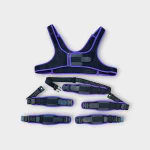 Puede incluir: Chaleco de peso negro y morado con múltiples correas ajustables. El chaleco tiene una cremallera frontal y ribete morado. Incluye varias correas de soporte de peso con cierres ajustables.