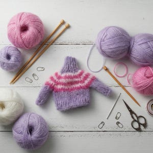 Mini pull porte-clés tricoté main : breloque porte-clés en fil de laine naturelle