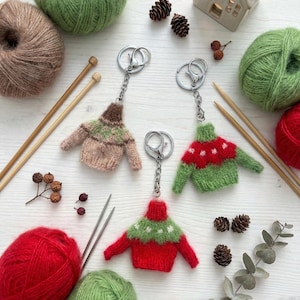 Mini pull porte-clés tricoté main : breloque porte-clés en fil de laine naturelle