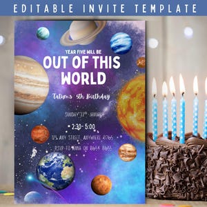 Peut inclure: Un modèle d'invitation d'anniversaire rectangulaire avec un fond spatial violet et bleu profond, illustré de planètes, d'étoiles et d'un astronaute. Le texte indique : YEAR FIVE WILL BE OUT OF THIS WORLD, Tatum's 5th Birthday, Sunday 22nd January.