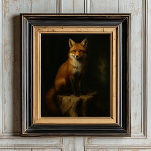 Op de afbeelding: Een ingelijst schilderij van een vos met rood-oranje vacht, zittend op een boomstronk. Het schilderij heeft een zwarte en gouden lijst, met een donkere achtergrond.